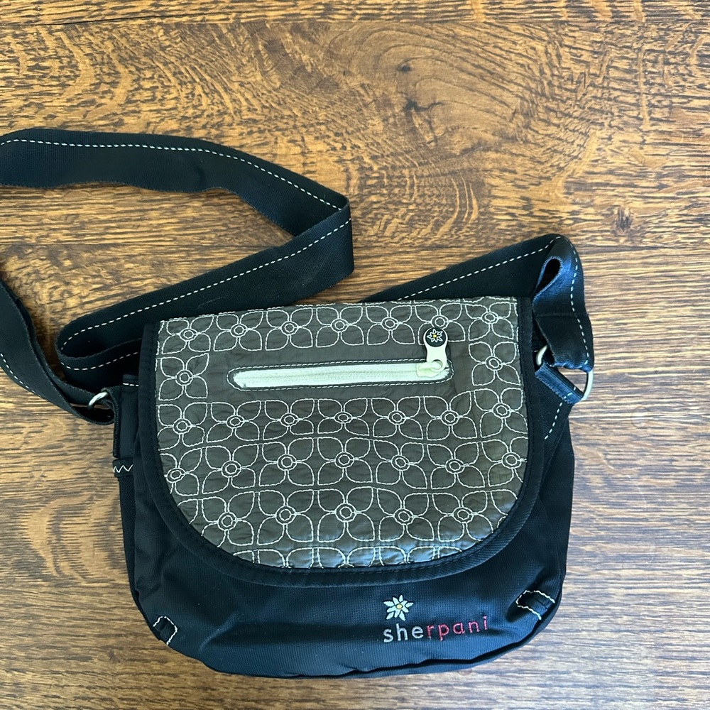 Grey and black Sherpani crossbody bag with multiple pockets #crossbodybag